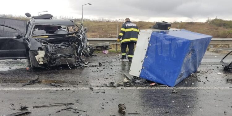 Grav accident pe o șosea din Banat. Un mort și 6 raniti.