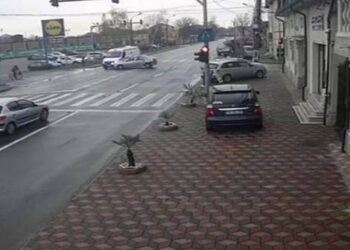 Ambulanta in misiune izbita de masina unei soferite, in Timis!