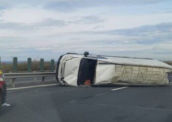 Microbuz răsturnat pe Autostradă! Alte două mașini implicate în accident, una a luat foc!