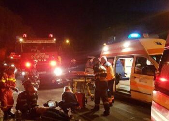 Motociclistă rănită după ce a fost izbită de o mașînă și proiectată in altă!