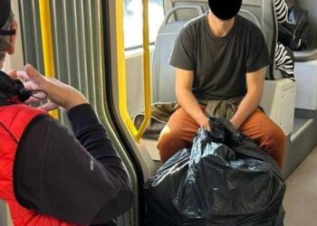 Tânăr amendat de polițiștii locali pentru că a dus cu tramvaiul peturile la reciclat, în Timișoara