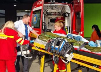 Electrocutata pe un tren, o tanara de 20 de ani a fost adusa cu avionul medical, in stare foarte grava