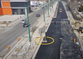 Stâlpul înfipt în asfalt pe Calea Stan Vidrighin care iscă nedumerire la Timișoara!