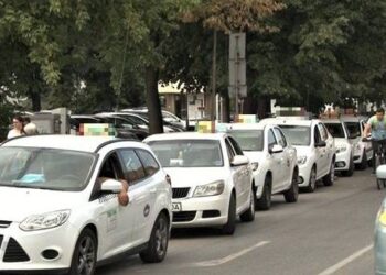 Ea i-a trântit portiera, el i-a tras o palmă. Scandal între taximetriști în parcarea de la mall