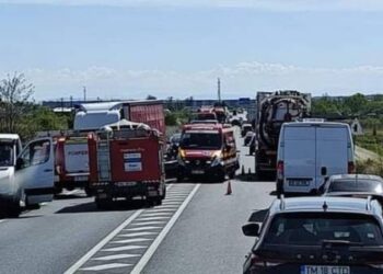 Șofer de 26 de ani strivit între două mașini. Accident în lanț!