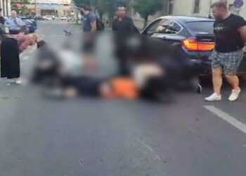Tineri răniți după ce o mașină și o motocicletă s-au izbit.