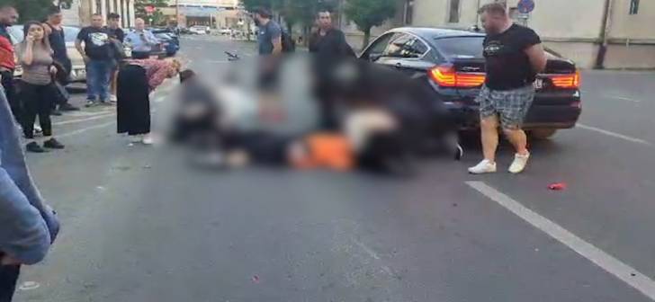 Tineri răniți după ce o mașină și o motocicletă s-au izbit.