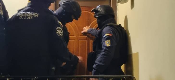 Proxenet, luat pe sus de mascați. Profita de pe urma a 4 tinere