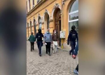 Migranți ridicați de mascați. Plăteau până la 10.000 de euro unor traficanți
