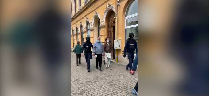 Migranți ridicați de mascați. Plăteau până la 10.000 de euro unor traficanți