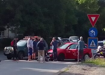 Motociclist luat cu salvarea din trafic la Timisoara. A fost izbit de o mașină.