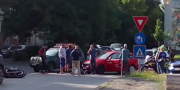 Motociclist luat cu salvarea din trafic la Timisoara. A fost izbit de o mașină.