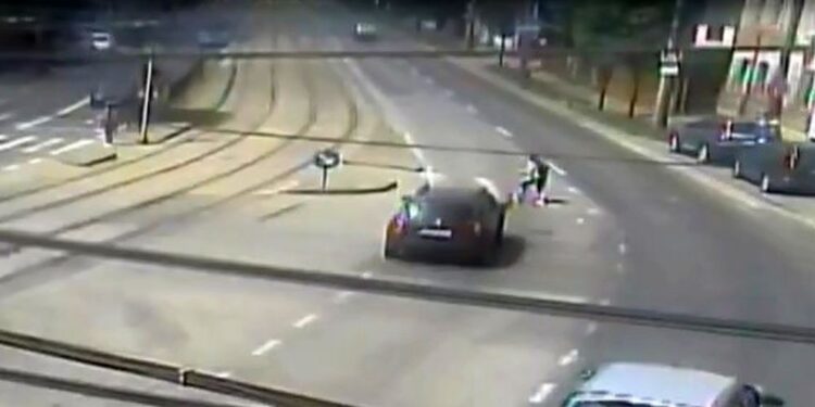 O femeie din Timișoara, lovită în plin de mașină pe trecerea de pietoni, s-a ales doar cu…