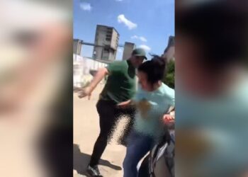 Femei lovite cu palmele și cu picioarele de un patron pentru că au îndrăznit să-i ofere căpșuni unui muncitor nepalez