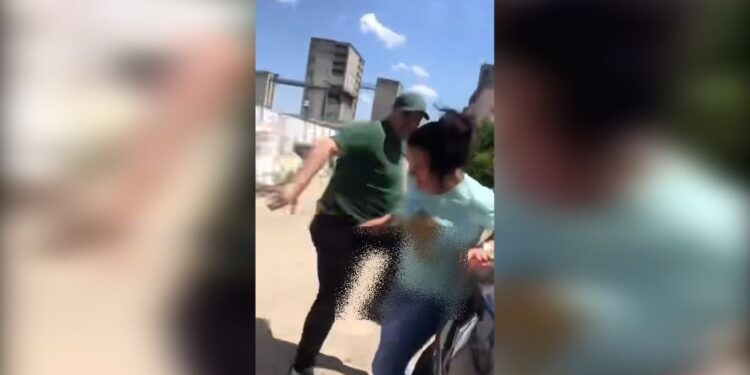 Femei lovite cu palmele și cu picioarele de un patron pentru că au îndrăznit să-i ofere căpșuni unui muncitor nepalez