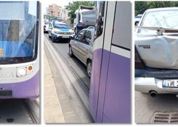 Mașină lovită din spate de un tramvai. Tânăra rănită.