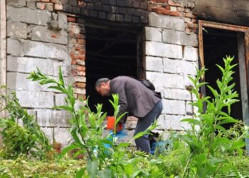 Un barbat și-a dat foc în grădina casei, de Paște. Fiul și nepotul i-au sărit în ajutor