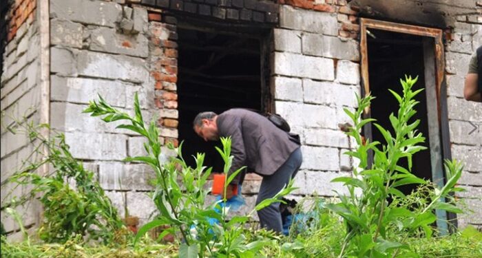 Un barbat și-a dat foc în grădina casei, de Paște. Fiul și nepotul i-au sărit în ajutor
