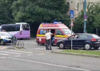 Femeie lovită de mașină, in timp ce traversa strada pe bicicletă
