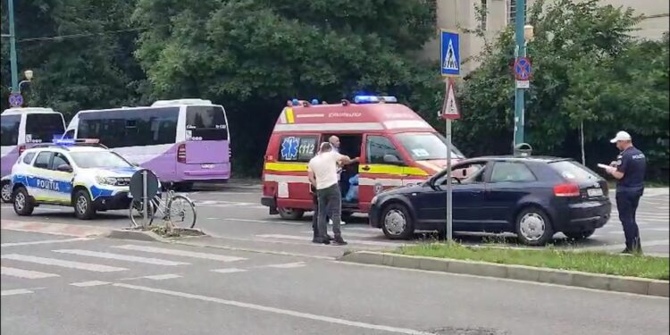 Femeie lovită de mașină, in timp ce traversa strada pe bicicletă