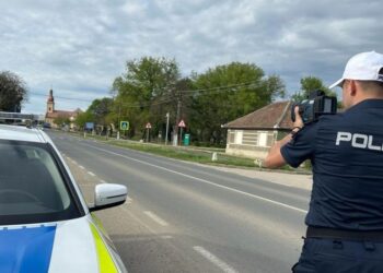 Gonea cu aproape 200 km/h pe uliță. Cum i-a sfidat pe polițiști un șofer vitezoman?