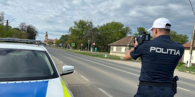 Gonea cu aproape 200 km/h pe uliță. Cum i-a sfidat pe polițiști un șofer vitezoman?