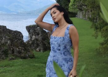 Cum să Accesorizezi o Rochie de Ocazie cu Imprimeuri Florale
