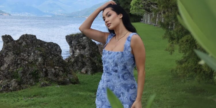 Cum să Accesorizezi o Rochie de Ocazie cu Imprimeuri Florale