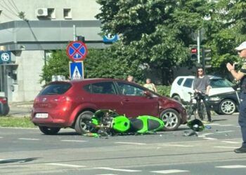 Tânăr motociclist luat cu salvarea dintr-o intersecție. A fost sfărâmat într-un accident