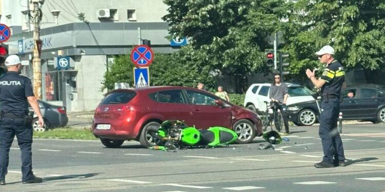 Tânăr motociclist luat cu salvarea dintr-o intersecție. A fost sfărâmat într-un accident