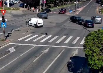 Accident cu 3 mașini în intersecție, provocat de o șoferiță de 22 de ani