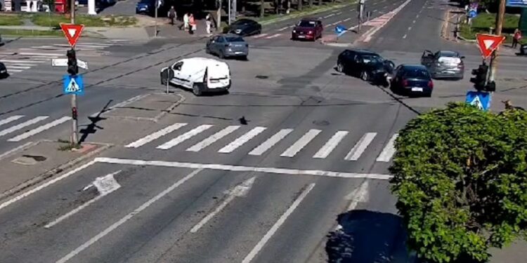 Accident cu 3 mașini în intersecție, provocat de o șoferiță de 22 de ani