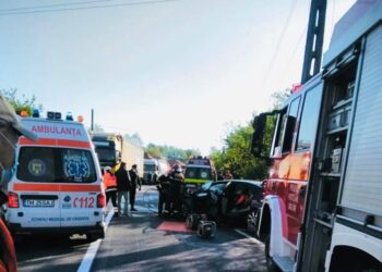 Accident grav pe cea mai tranzitata sosea din Timis. O masina si un microbuz s-au izbit