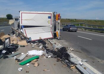 Șofer mort pe loc după ce s-a răsturnat cu tirul pe autostrada în Timiș