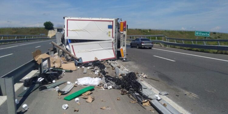 Șofer mort pe loc după ce s-a răsturnat cu tirul pe autostrada în Timiș