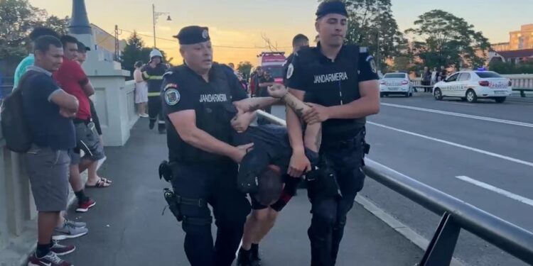 ‘Nu mai vreau sa traiesc’. Cuvintele rostite pe marginea unui pod peste Bega care au declansat o operatiune de salvare