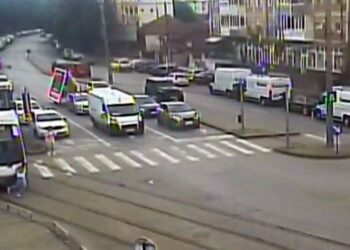 Fată, spulberată de tramvai! Până unde i-au ajuns măruntaiele?