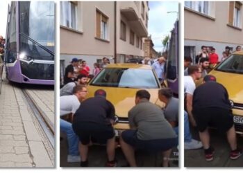 Mașînă luată pe sus de călători, după ce a blocat tramvaiul, la Timișoara. Imagini incredibile, filmate in timpul ‘operațiunii’
