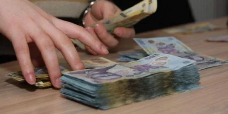Câştigul salarial mediu net a scăzut la 5.118 lei, în luna mai