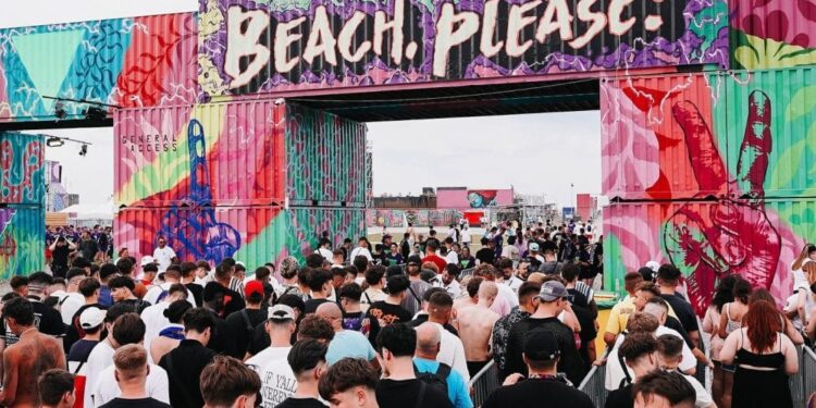 ”Beach, Please” din Costinești, festivalul drogaților și al versurilor obscene