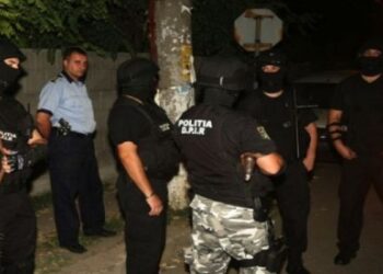 Scandal intre doua familii de etnie, oprit cu focuri de arma. 12 oameni dusi la audieri la Timisoara