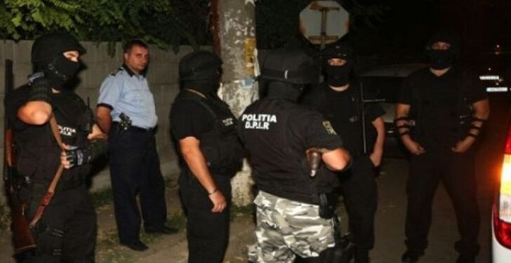 Scandal intre doua familii de etnie, oprit cu focuri de arma. 12 oameni dusi la audieri la Timisoara
