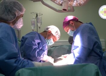 Ca să nu-i mai ajungă mâncarea în plămâni, medicii i-au transformat unui pacient stomacul într-un tub gastric