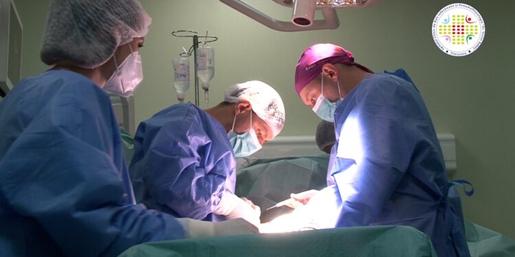 Ca să nu-i mai ajungă mâncarea în plămâni, medicii i-au transformat unui pacient stomacul într-un tub gastric