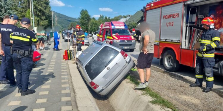Trei copii și un adult au fost răniți miercuri după-amiaza într-un accident rutier produs la Falcău