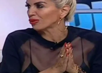 Preafrumoasa Raluca Bădulescu, ședință foto controversată! Cum s-a pozat în baie, la 50 de ani?