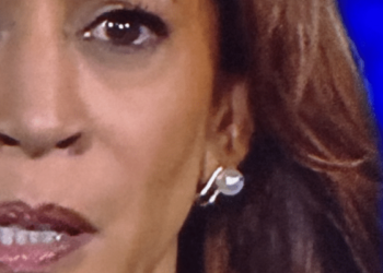 SUA: Kamala Harris, acuzată că ar fi primit răspunsurile în cască