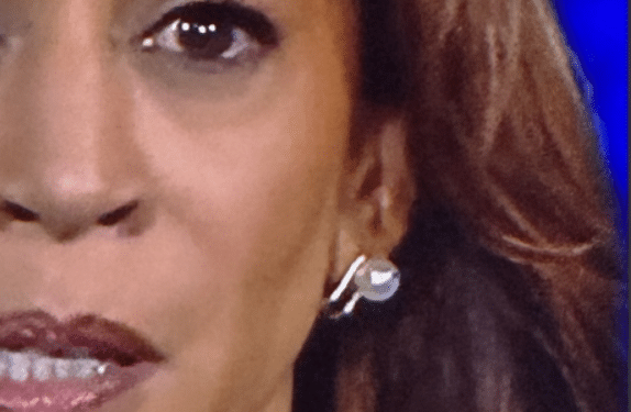 SUA: Kamala Harris, acuzată că ar fi primit răspunsurile în cască