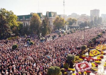 Sfânta Parascheva atrage zeci de mii de oameni la Iași! Programul complet al procesiunilor