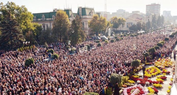 Sfânta Parascheva atrage zeci de mii de oameni la Iași! Programul complet al procesiunilor